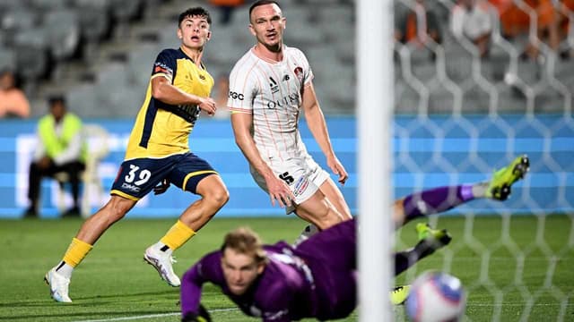Mariners beat Roar 2-0 to continue impressive ALM run