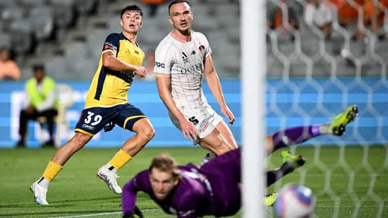 Mariners beat Roar 2-0 to continue impressive ALM run