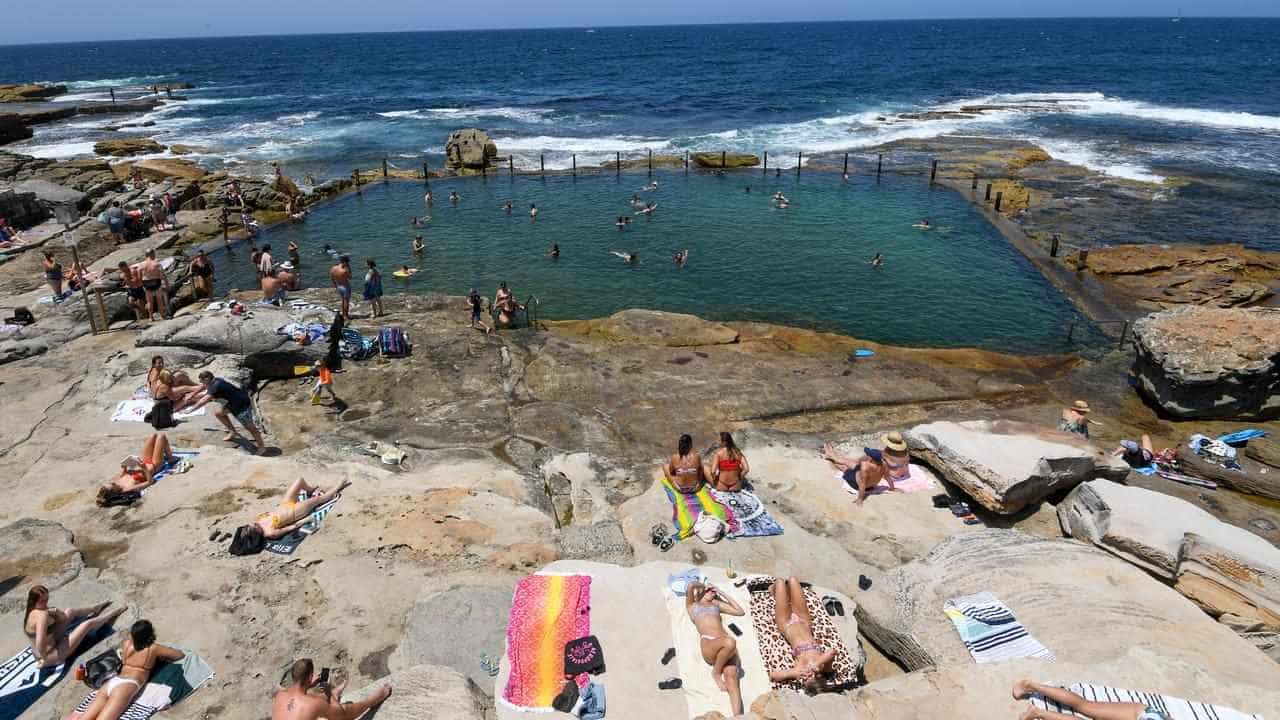 Aussies urged to 'call your nan' as heatwaves intensify