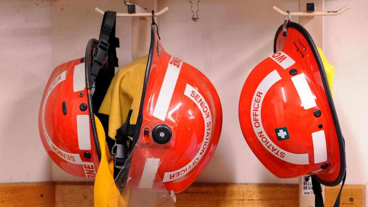 Volunteer firefighter dies responding to suss blaze