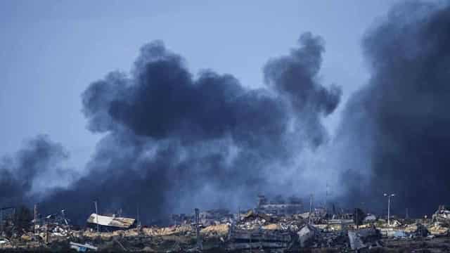 Israeli forces hit Gaza, Hamas studies ceasefire bid