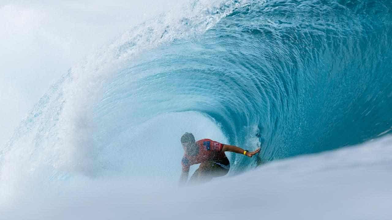 Robinson, Ewing flying Australian flag at Pipeline