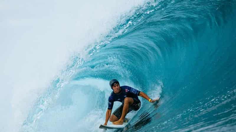 Wait continues for Pipe Pro surfing in Hawaii