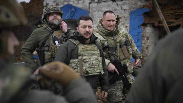 Zelenskiy visits front line amid speculation on general