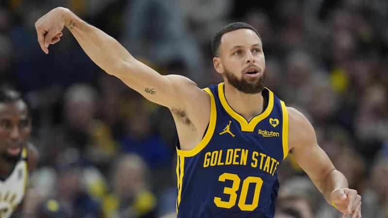 Curry runs hot from long range, Green nets 15 in NBA