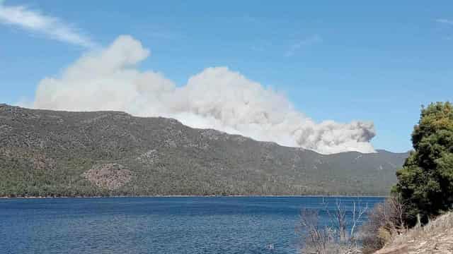 Bushfire battle goes on after homes burnt in Grampians