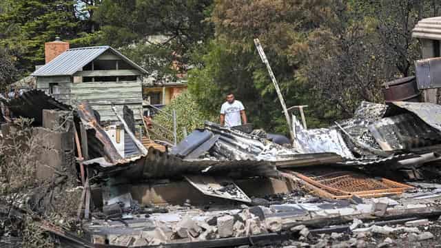 Half of town lost to bushfire as residents count losses