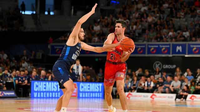 Goulding, Melbourne bounce back in tight win over Hawks