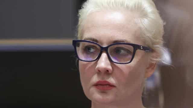 Navalny widow blames Putin, EU closer to sanctions