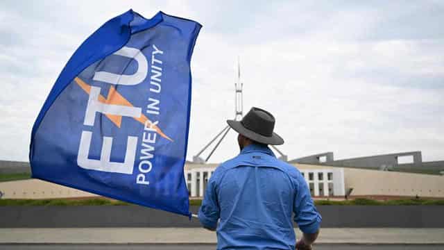 Lights stay on in Parliament House as sparkies strike