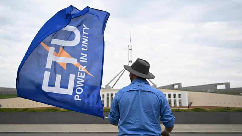 Lights stay on in Parliament House as sparkies strike