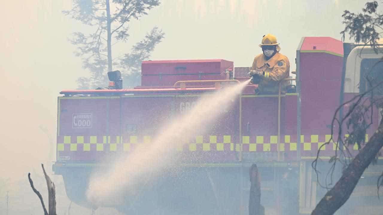 'Leave early': thousands warned to flee wild bushfires