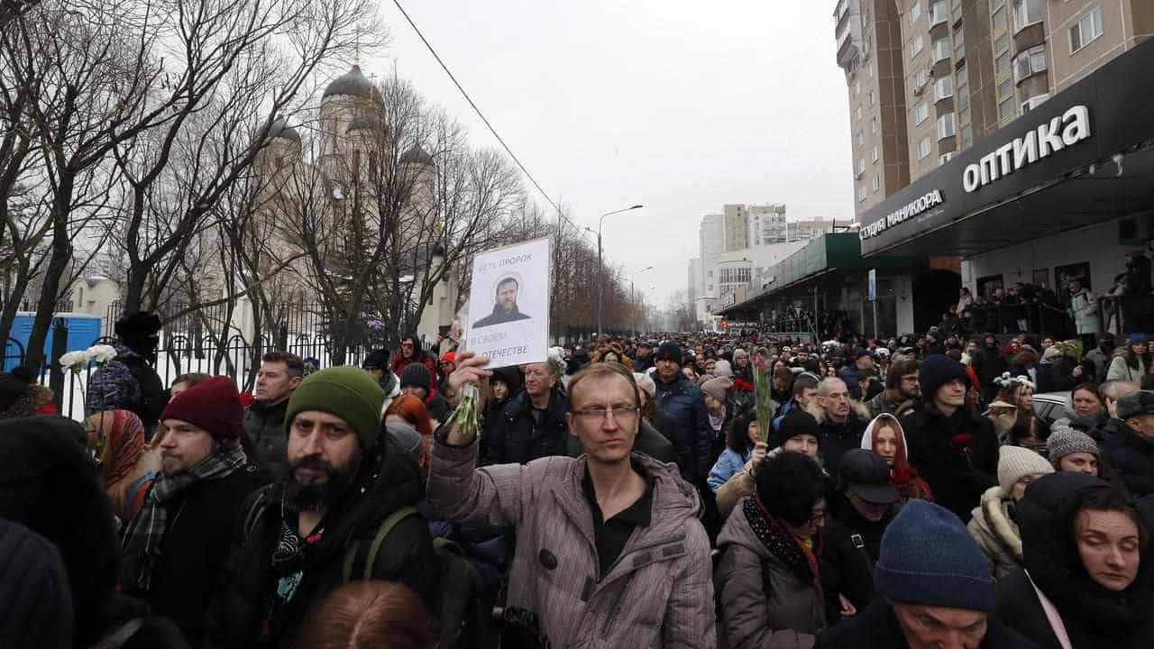 Navalny buried in Moscow as thousands chant his name