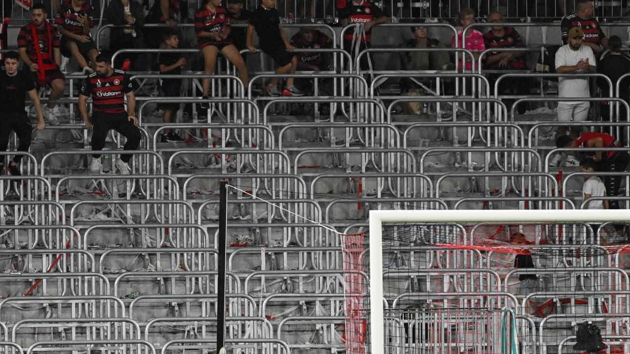 Roar's Den and Wanderers' RBB walk out in ALM