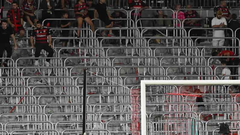 Roar's Den and Wanderers' RBB walk out in ALM