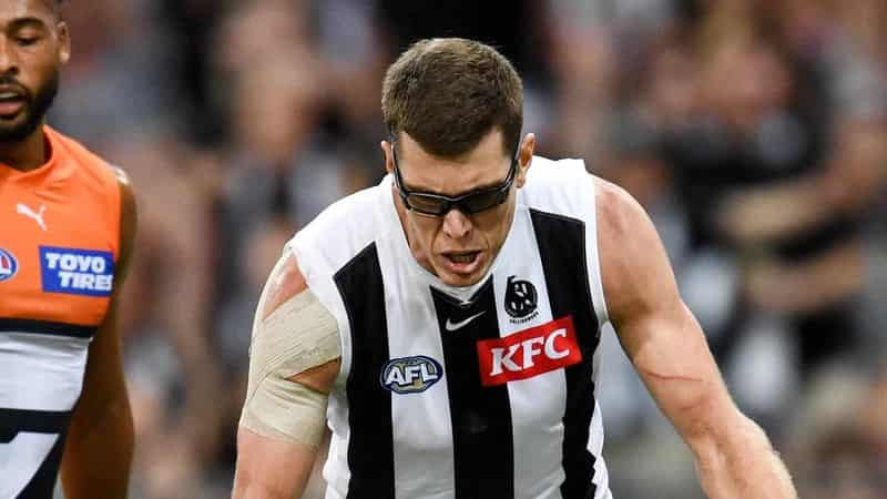 Magpies' Cox apologises for pushing Giants' ruck coach