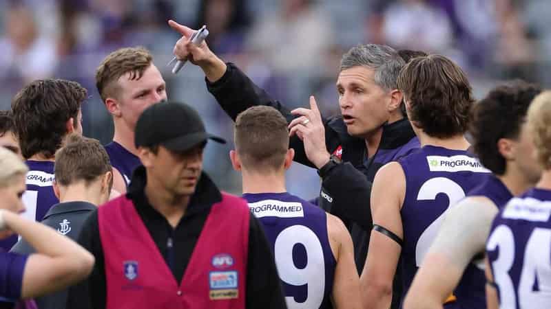 Fremantle lock in coach Justin Longmuir until 2025