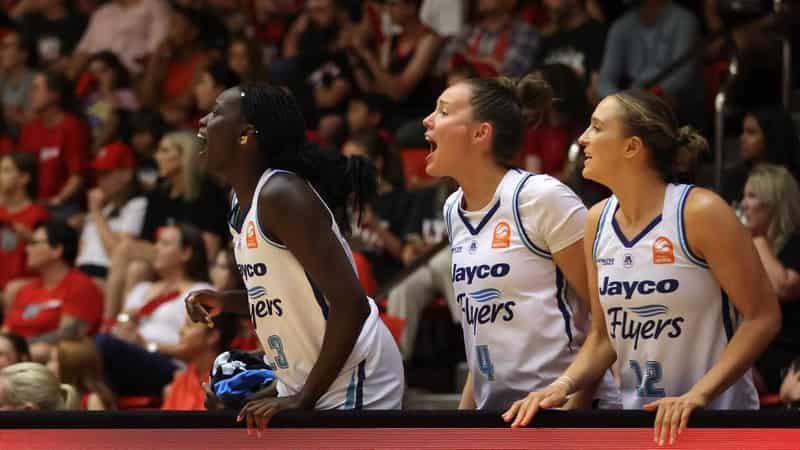 Flyers beat Lynx at buzzer to force WNBL decider