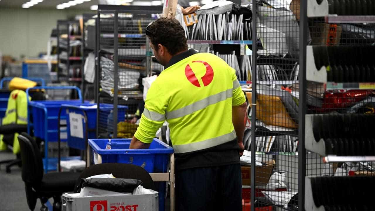 Australians spend less, more often in online shop surge