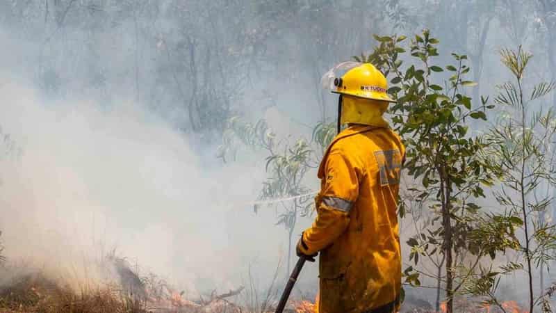 Emergency warnings in place for Perth bushfire