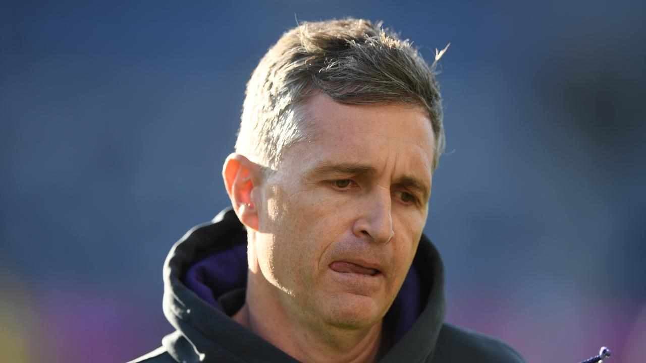 Dockers coach Longmuir hits back at contract pot shots