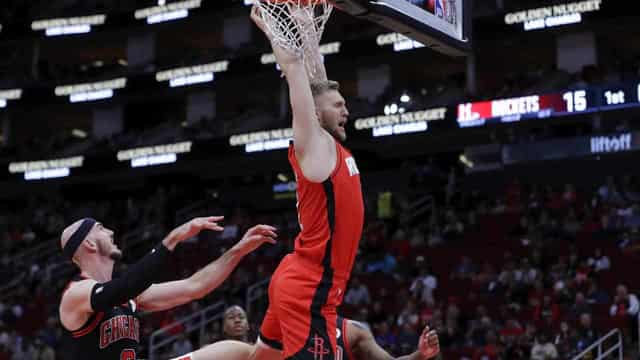 Landale keeps Rockets' NBA run going against the Bulls