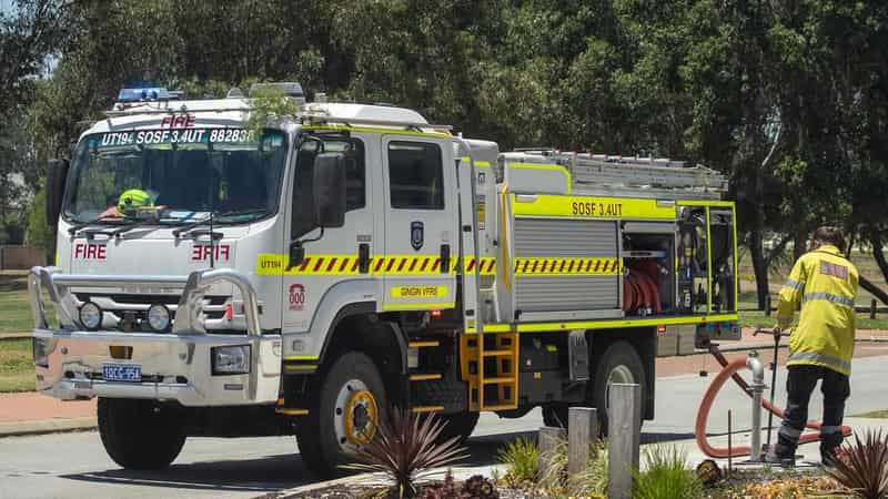 Blaze threatens lives and homes in Perth's southeast