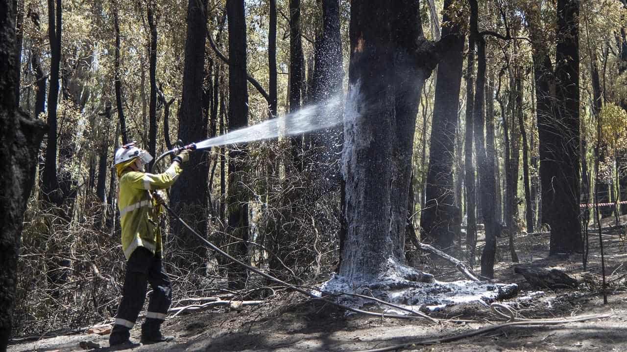 Blaze threatens lives and homes south of Perth