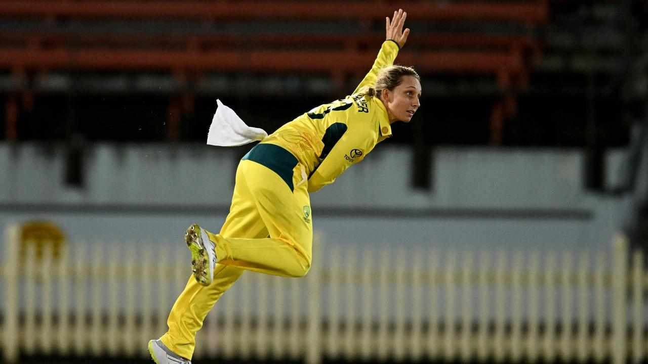Garth, Gardner steer Australia to crushing ODI win