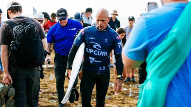 Slater beaten, Aussies advance at Bells Beach