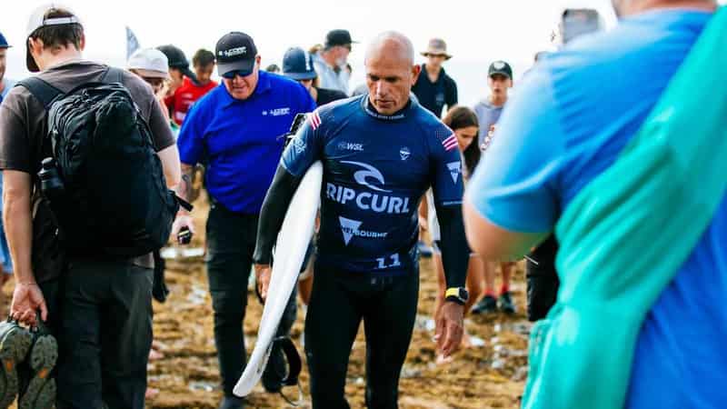 Slater beaten, Aussies advance at Bells Beach