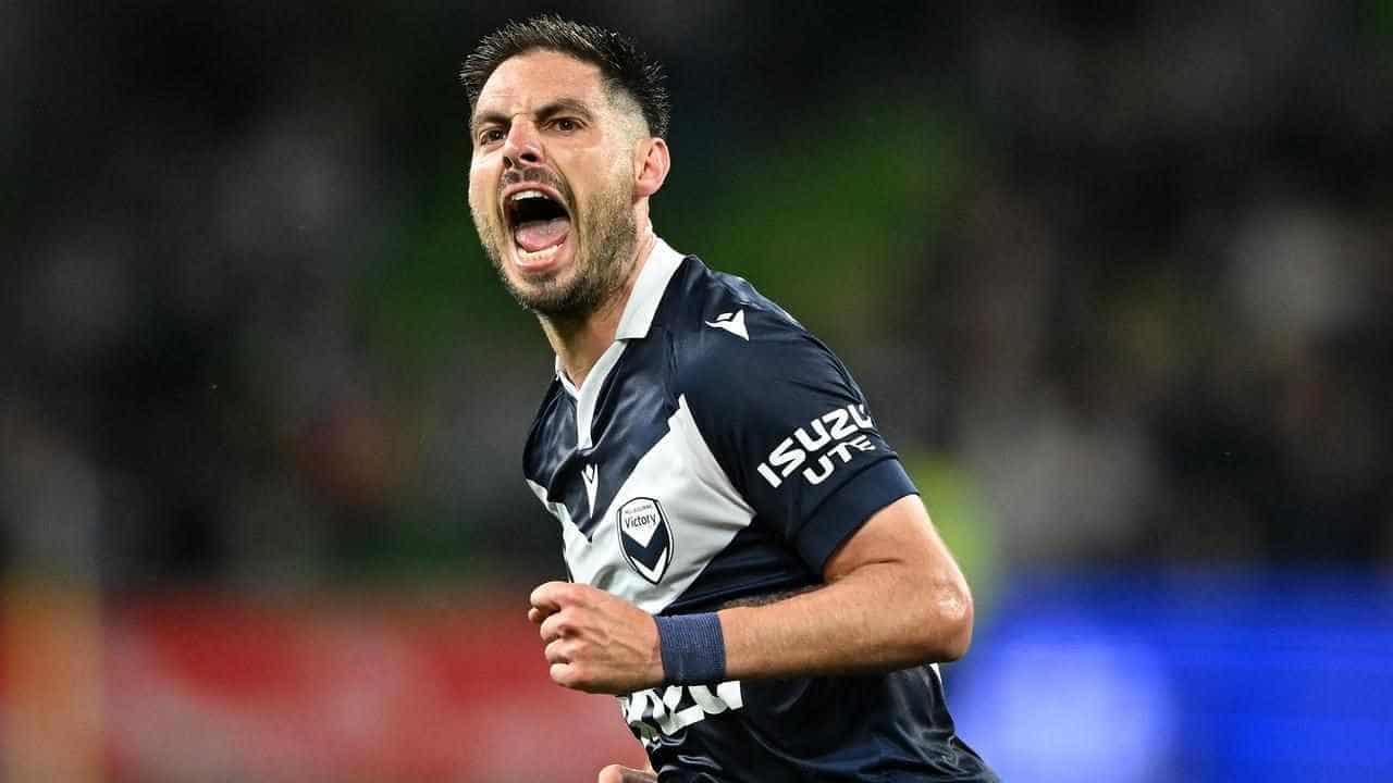 Fornaroli steers Victory past fast-finishing Glory