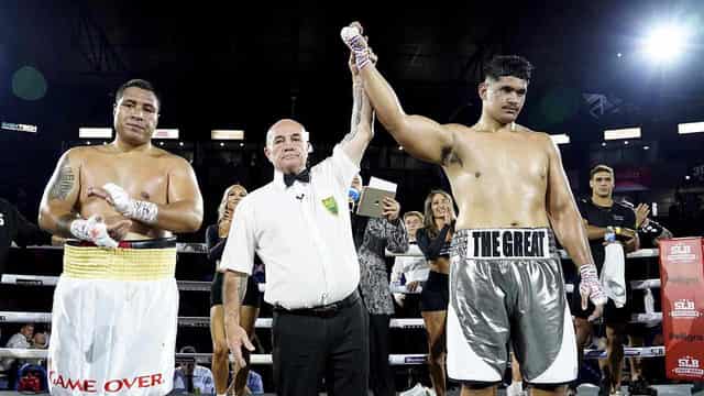 Leapai Jnr's narrow escape in pro fight debut victory