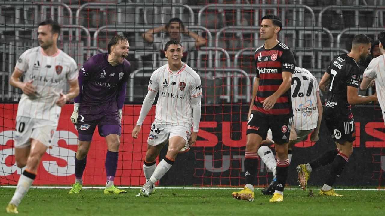 Massive Freke save fires Roar to 2-1 win over Wanderers