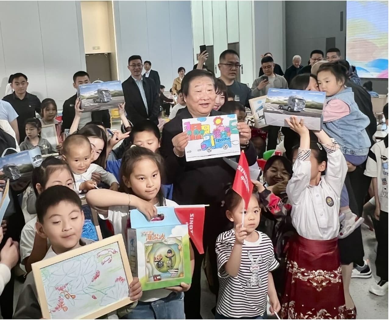 SINOTRUK Hosts Corporate Open Day Event: Inviting Employees and Their Families to Witness the Fruits of Development