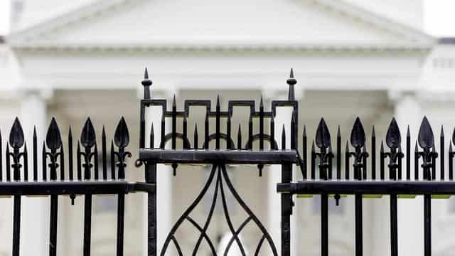 Driver dies after crashing into White House barrier