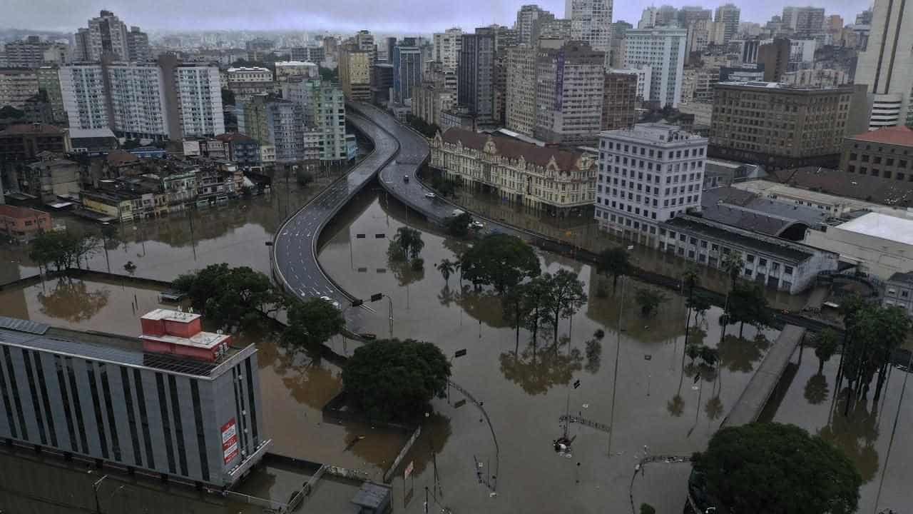 Brazil flood toll rises to 143, rains continue to pour