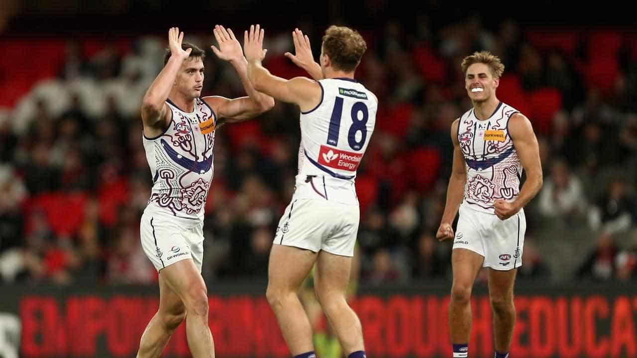 Dockers squeeze past Saints in dour struggle