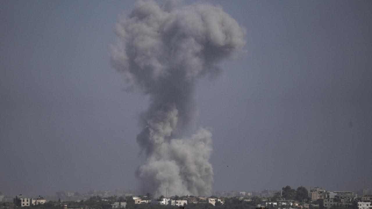 Israeli troops push into Jabalia, air strikes in Rafah