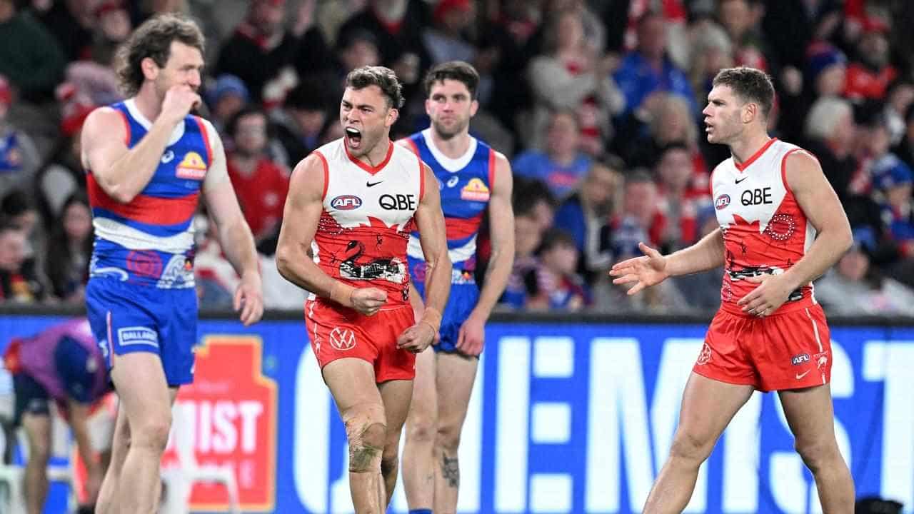 Top side Swans hold off injury-ravaged Bulldogs in AFL