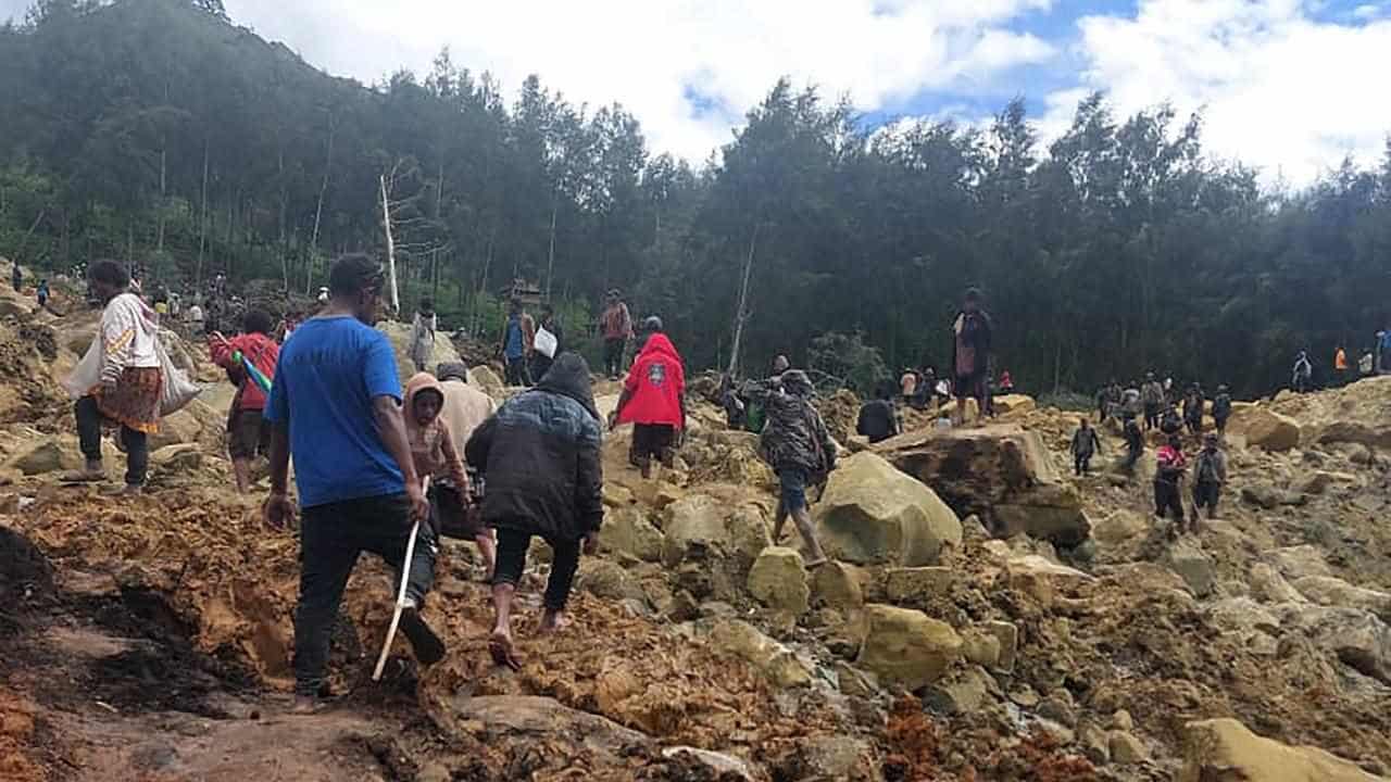 Search for hundreds feared dead in huge PNG landslide