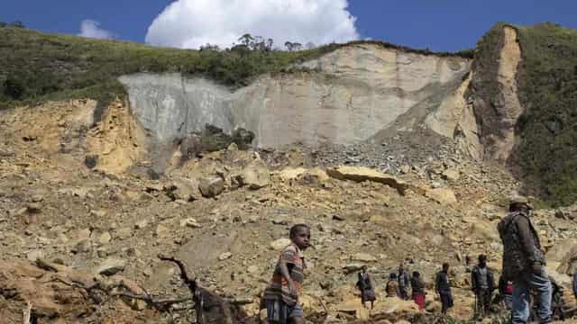 Warning of 'active' PNG landslide as relief trickles in