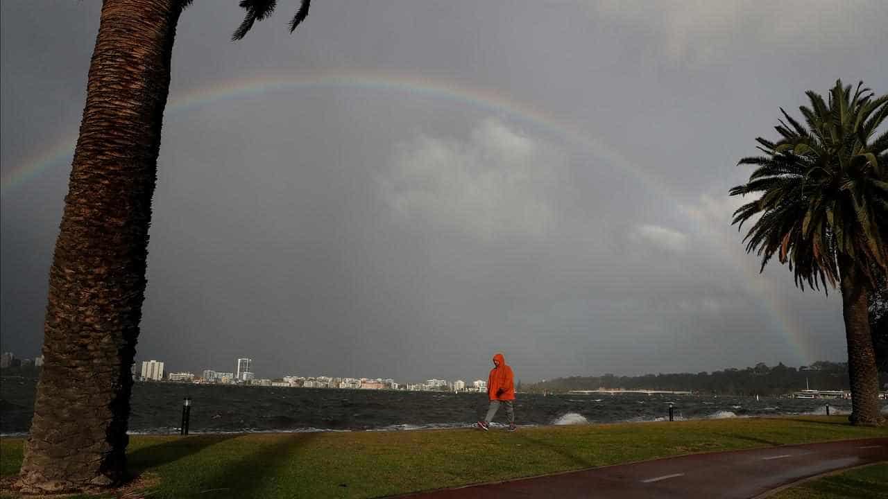 Nation in for a soaking as massive rainband heads east