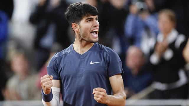 Alcaraz, Tsitsipas pushed but into Paris last-32