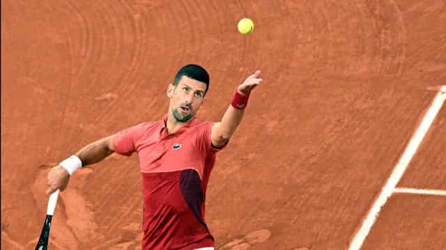 Heckler helps Djokovic finds mojo with French Open rout