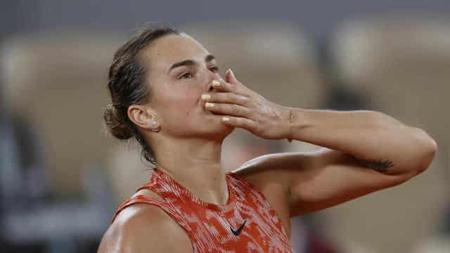 Indoor stars Sabalenka, Rybakina beat the rain in Paris