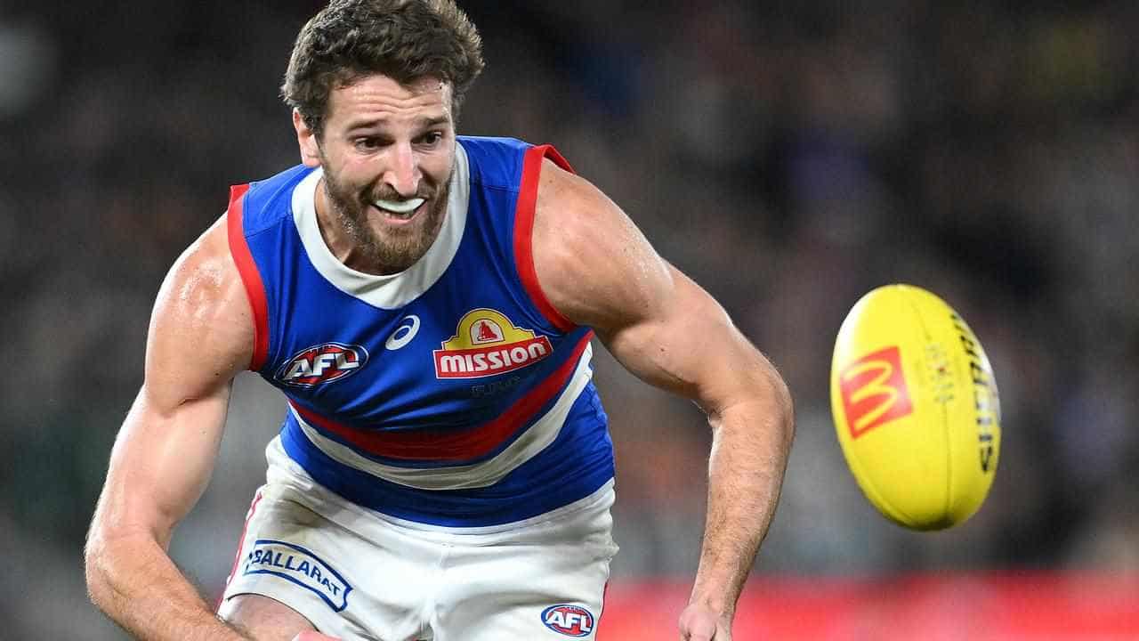 Bontempelli leads Bulldogs to tough win over Magpies