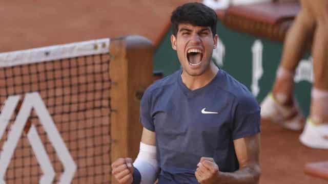 Alcaraz downs Sinner to set up Paris final with Zverev