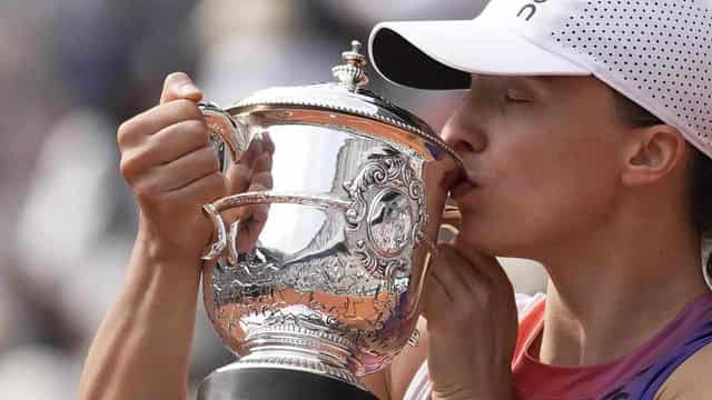 Swiatek blasts her way to fourth French Open crown