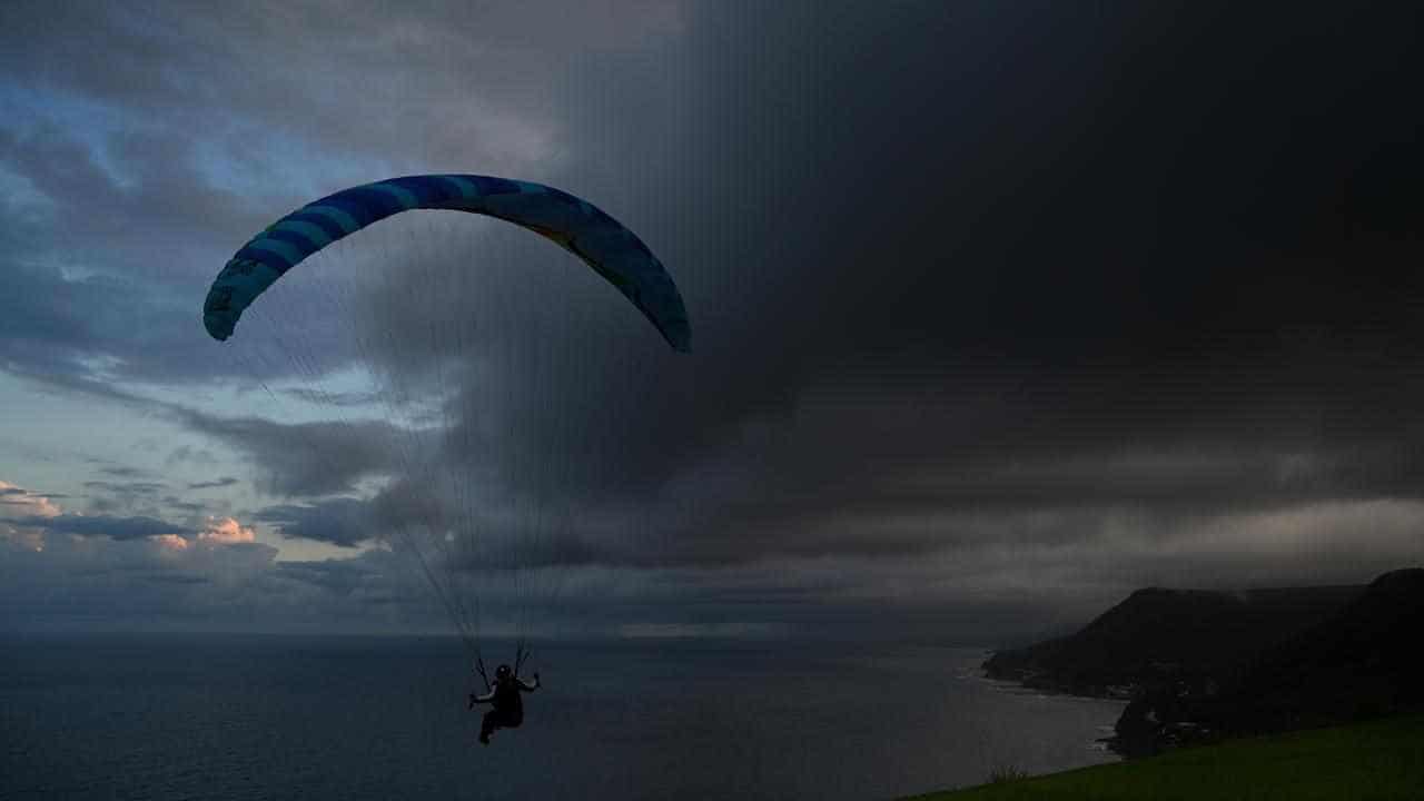 Paragliders injured after crashing into paddock